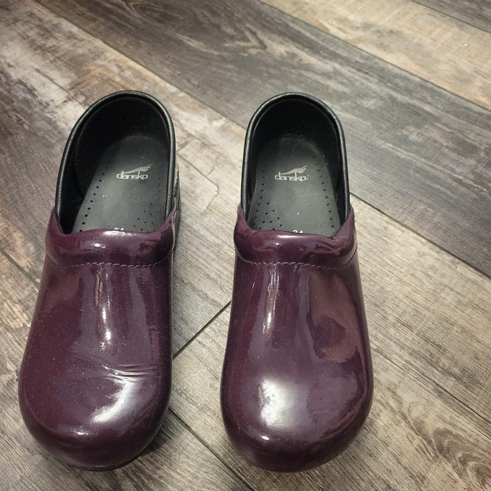 Dansko clogs purple patent leather womens size 34 US 4 nursing